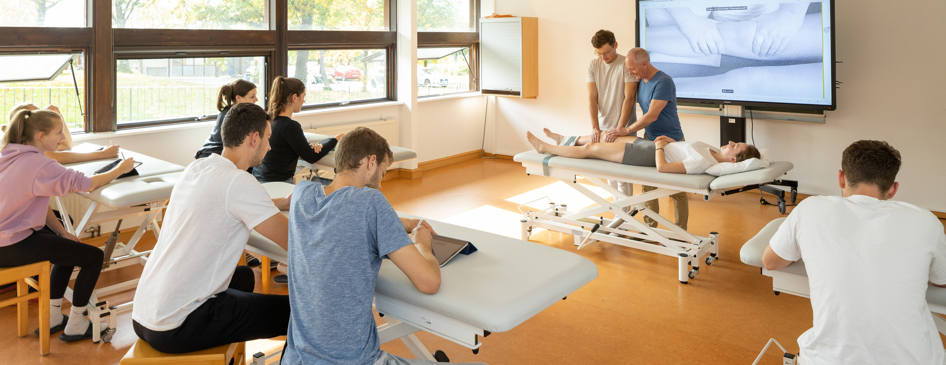 Berufsfachschule für Physiotherapie Günzburg - Klassenzimmer - Schüler - Körper Diagnostik