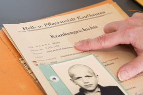 Bezirksklinken übergeben historische Unterlagen an neues Archiv des Bezirks in Kaufbeuren