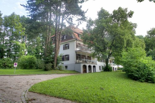 Das Landhaus am Kaiserweiher.